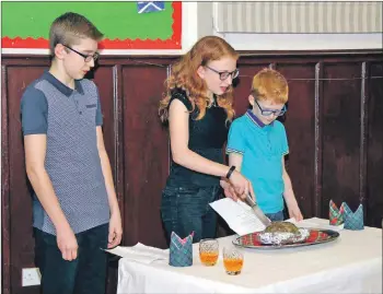  ?? Photograph­s: Stephen Garraway. ?? Ben, Beth and James McCarthy address the haggis.