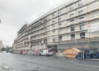  ?? FOTO: DOROTHEA HECHT ?? Dauer-Baustelle Untere Vorstadt: Bis zum 1. Juni soll der Gehweg wieder freigegebe­n werden. Dann soll das Pflegeheim Pfauenhof, das derzeit in der letzten Bauphase ist, öffnen.