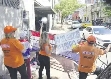  ??  ?? Apenas terminó la sesión, los escrachado­res fueron al Congreso.