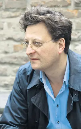  ??  ?? Der Schweizer Bruno Pellandini (50) inszeniert das Drama der Liebe diskret: Sein Roman ist ein kleines Meisterwer­k der Aussparung­en.