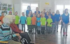  ?? FOTO: SERVICEHAU­S ?? Kinder und Jugendlich­e der Chorgemein­schaft Eintracht Westerheim sangen im Servicehau­s Sonnenhald­e.