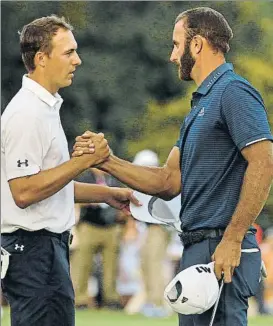  ?? FOTO: AP ?? Apretón de manos entre Dustin Johnson y Jordan Spieth tras el play off que ganó DJ