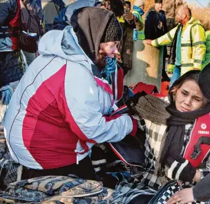  ??  ?? Hier kümmert sich die Nothilfeor­ganisation „Ärzte ohne Grenzen“um eine junge Frau, die gerade das Ägäisch