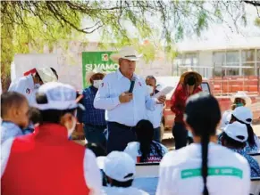  ??  ?? El canditado del PRI para la alcaldía de Saltillo entregó sus propuestas en la mano de los habitantes de cinco ejidos de la ciudad.