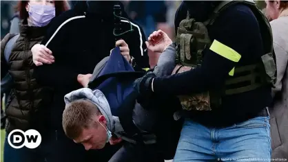  ??  ?? Represión violenta de manifestac­ión contra el régimen bielorruso. Aquí en Minsk el 11 de octubre de 2020