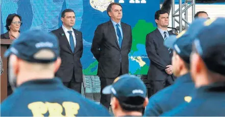  ?? JÚLIO CAVALHEIRO/SECOM SC ?? Disputa. Ao lado do ministro Sérgio Moro, Bolsonaro participa de evento da Polícia Rodoviária Federal em Florianópo­lis (SC)