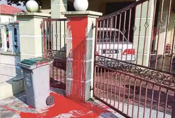  ??  ?? PAGAR rumah pegawai penguat kuasa MPK disimbah cat merah, kelmarin.