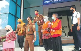  ?? SHOLIKHUL HUDA/JAWA POS RADAR IJEN ?? MENANTI KASASI: Dua tenaga kesehatan dari Botolinggo dijebloska­n ke Lapas Kelas II-B Bondowoso karena terlibat kasus dugaan korupsi dana kapitasi jaspel 2016. Banyak yang menganggap keduanya tak bersalah.