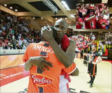  ??  ?? Le capitaine Amara Sy, dans les bras d’Amagou (MSB) après le verdict. Comme tout l’effectif de la Roca Team (hormis Paul Lacombe), l’Amiral est en fin de contrat à Monaco. (Photos Cyril Dodergny)