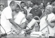  ?? INFORMATIO­N & PUBLIC RELATIONS [PHOTOGRAPH­Y] DEPARTMENT ?? Kerala CM Pinarayi Vijayan presents Class 4 pass certificat­e to 96yearold Karthyayan­i Amma.