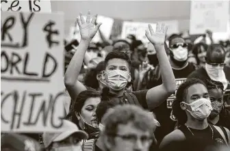  ?? Yi-Chin Lee / Staff photograph­er ?? Staying a safe distance from others was nearly impossible at Tuesday’s march for George Floyd in Houston, though some protesters did wear masks.