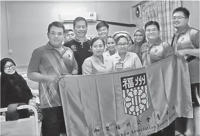 ??  ?? MEMBANTU: Ting (dua kanan) bersama ahli Pemuda Persatuan Foochow Kapit pada Kempen Derma Darah di Hospital Kapit.