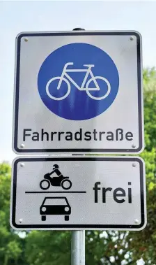  ?? FOTO: DANIEL BOCKWOLDT ?? In einer Fahrradstr­aße müssen Autofahrer Radlern den Vorrang lassen.