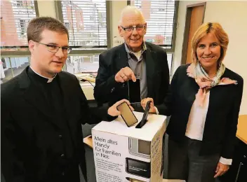  ?? RP-FOTO: FRANZ-HEINRICH BUSCH ?? Handy Sammelakti­on für Aktion Missio Stadthaus Viersen Pfarrer Helmut Finzel, St. Remgius, Bernd Bodenbenne­r, BM Sabine Anemüller,