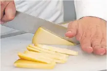  ??  ?? El corte del queso es determinan­te para que resulte atractivo.