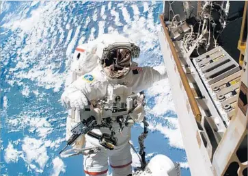  ?? NASA Getty Images ?? ROBERT CURBEAM prepares to replace a faulty TV camera outside the Internatio­nal Space Station in 2006. He co-holds the record for most spacewalks — four — by an astronaut during a single Space Shuttle mission.