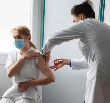  ?? AfP ?? Una médica recibió la vacuna de Pfizer/BioNTech contra la covid-19, este miércoles en un hospital de Skopje, Macedonia del Norte. La ONU clama por un plan mundial de vacunación.
