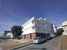  ?? (Photo Patrick Blanchard) ?? Le nouveau bâtiment HLM de la Solde, à la porte de Castigneau, doit être livré à la fin de l’année.