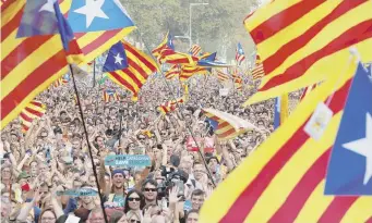  ?? Reuters ?? Gioia di Stato La folla davanti al Parlamento di Barcellona al momento del voto d’indipenden­za