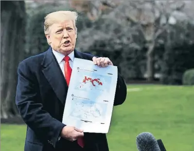  ?? MANUEL BALCE CENETA / AP ?? Donald Trump muestra a la prensa el mapa del retroceso del Estado Islámico desde que llegó al poder