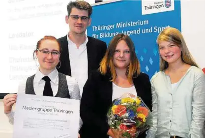  ??  ?? Annalena Rebekka Gänsler, Isabell Scholz und Patricia Stelle (von links) aus der Redaktion der Internet-Schülerzei­tung „Zeigefinge­r“des Evangelisc­hen Schulzentr­ums Mühlhausen erhielten bei der Preisverle­ihung gestern in Erfurt ihren Gutschein von...