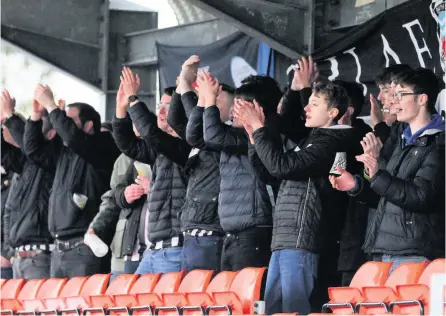  ?? PICTURES: Simon Howe ?? Jerry Gill thanked the Bath City fans who travelled to Hungerford