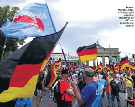  ?? HANNIBAL HANSCHKE/REUTERS-27/5/2018 ?? Apoio. Manifestan­tes anti-imigração seguram bandeiras do AfD em protesto em Berlim