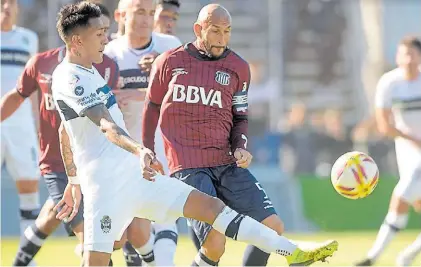  ?? FOTOBAIRES ?? Jueguito en la mitad de la cancha. Rosales maniobra frente a Guiñazú, que hoy cumple 40 años.