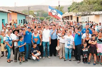  ??  ?? Reunión. El empresario y aspirante a la candidatur­a presidenci­al se reunió con líderes de los municipios de La Reina y El Paraíso, en Chalatenan­go.