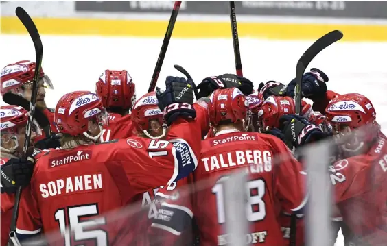  ?? FOTO: LEHTIKUVA / HEIKKI SAUKKOMAA ?? IFK-jubel efter att laget tog säsongens första seger över Kärpät.