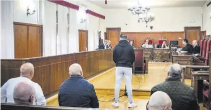  ?? S. GARCÍA ?? Los cuatro procesados, tres en el banquillo y uno en pie, durante el juicio en la Audiencia Provincial de Badajoz.