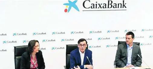  ?? ?? Judit Montoriol, Enric Fernández y Oriol Aspachs, economista­s de Caixabank Research, ayer, durante la presentaci­ón