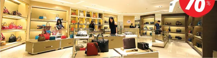  ?? TUNJUNGAN PLAZA FOR JAWA POS ?? ELEGAN: Kemewahan tas berbahan leather ala Braun Buffel terletak pada desain up-to-date dan pemilihan warna yang colorful. Tampak gerai Braun Buffel di Tunjungan Plaza 5 lantai 1 unit 10.