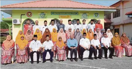  ?? BERNAMA PIC ?? Education Minister and Padang Terap member of parliament Datuk Seri Mahdzir Khalid (seated, sixth from left) in a group photo with Sekolah Menengah Agama Maktab Mahmud Padang Terap teachers in Padang Terap yesterday.