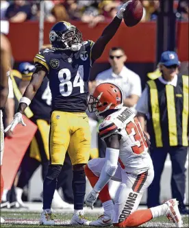  ?? DAVID RICHARD / ASSOCIATED PRESS ?? Browns defensive back Jason McCourty watches Steelers wide receiver Antonio Brown celebrate a first-down catch Sunday.