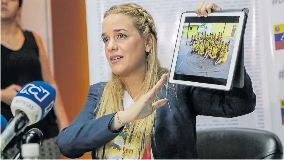  ?? EFE ?? Denuncia. Lilian Tintori, la esposa de Leopoldo López, ayer en una rueda de prensa en Caracas, donde habló de los presos políticos.