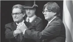  ?? Foto: Andrea Dalmau/dpa ?? Der Nationalis­mus frisst den Vorreiter: Artur Mas muss Platz machen und übergibt an Carles Puigdemont.