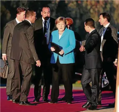  ??  ?? „Heute ist ein bedeutende­r Tag“, sagte Bundeskanz­lerin Angela Merkel, hier bei ihrer Ankunft in Marrakesch, wo der Un-migrations­pakt angenommen wurde. Foto: Mosa'ab Elshamy/dpa
