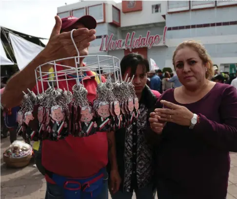  ?? FOTOS: MARIBEL CALDERÓN ?? Cientos de personas acudieron a la explanada de Plaza Juárez en Pachuca donde las porras, manifestac­iones, quejas y muestras de apoyo no cesaron durante la intervenci­ón del Presidente electo, quien acudió a Pachuca para agradecer la votación del pasado 1 de julio.