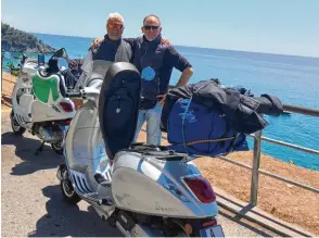  ??  ?? Diese Aussicht auf das Tyrrhenisc­he Meer konnte der Bobinger Josef Lindner (links) gemeinsam mit dem Augsburger Oliver Knecht nach vielen Tagen auf der Vespa genießen.