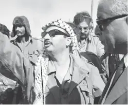  ?? AP/NTB ?? Yasser Arafat bygde opp en PLO-styrken på hele 40.000 soldater i Jordan, som ble en stat i staten. Her er han sammen med Tunisias statsminis­ter Bahi Ladgham som forhandler i Irbid i Jordan 5. oktober 1970.