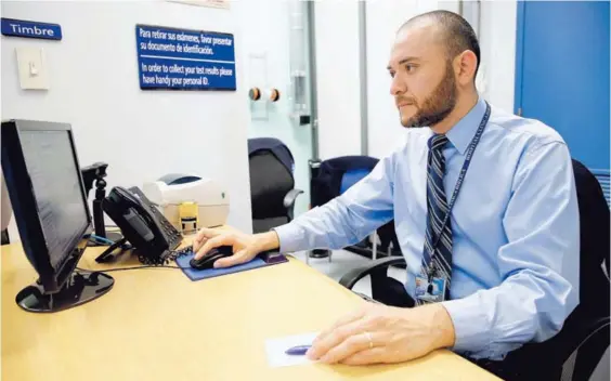  ?? ADRIÁN SOTO ?? Luis Ángel Brenes, cajero del área del laboratori­o clínico del Hospital Clínica Bíblica, utiliza la factura electrónic­a en la atención de clientes.