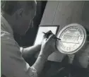  ?? EDITORIAL SERVICE SUNDAY GROUP ?? At his office in the Philadelph­ia Mint, designer Frank Gasparro touches up a larger-than-cent-size plaster model of the new back of the Lincoln penny.