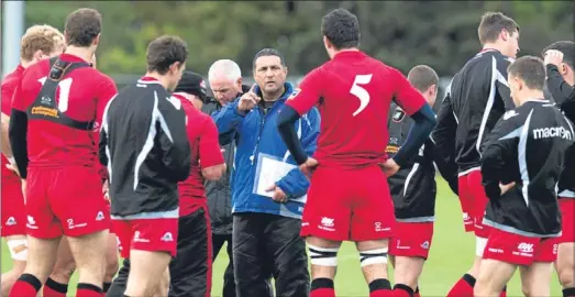  ??  ?? Edinburgh head coach Michael Bradley gathers his squad together at training ahead of the clash with Saracens.