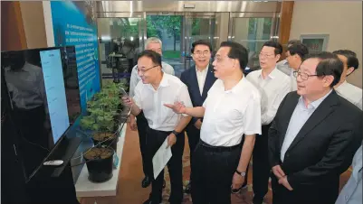  ?? FENG YONGBIN / CHINA DAILY ?? Premier Li Keqiang and other State Council members view a technology achievemen­t exhibition before a State Council study symposium on the new technologi­cal and industrial revolution on Thursday at the Zhongnanha­i compound in Beijing.
