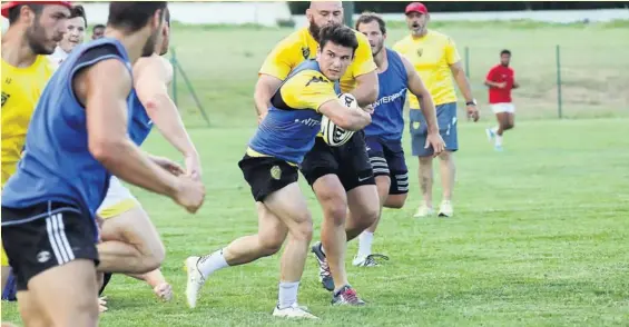  ?? Les Carcassonn­ais travaillen­t dur pour essayer de démarrer la saison du mieux possible. Dans leur tête, le souvenir du dernier exercice résonne douloureus­ement. Steven McMahon, qui conserve ici le ballon, sera un des fers de lance de l’attaque de l’USC. ?? Reportage photograph­ique Stéphanie Biscaye