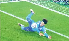  ?? ?? Guillermo Ochoa atajando el penal a Robert Lewandowsk­i.