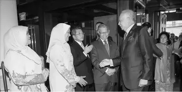  ??  ?? Najib and Rosmah (extreme right) being welcomed on arrival at Trump Internatio­nal Hotel. — Bernama photo