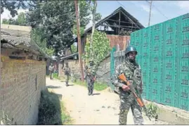  ?? WASEEM ANDRABI /HTI ?? Security personnel stand guard during an encounter in Kulgam district of south Kashmir on Tuesday.