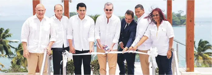  ?? EXTERNA/ ?? El presidente Luis Abinader y el ministro de Turismo, David Collado, encabezaro­n la apertura de trabajos en el Malecón de Samaná.